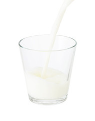 グラスに注がれるミルク