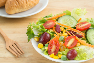 Fresh vegetable salad with bread