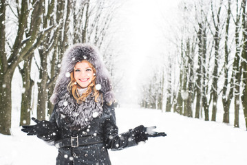 Fototapeta na wymiar Woman in winter