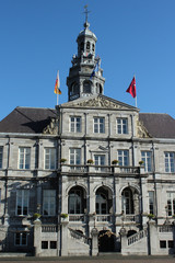 Fototapeta na wymiar Ratusz na rynku (Rathaus am Marktplatz) Maastricht
