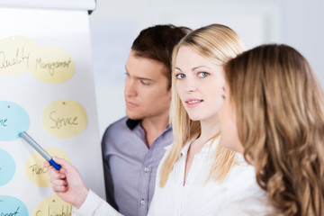 studentin präsentiert am flipchart