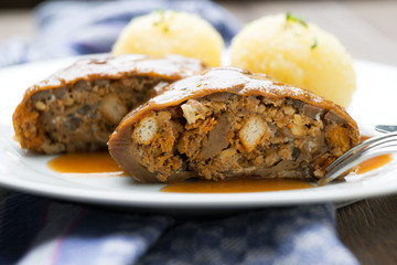 Seitanbraten gefüllt mit Nüssen und Pilzen