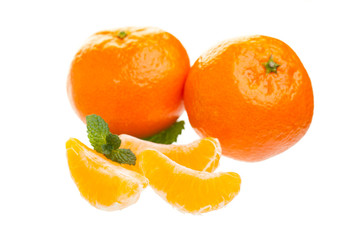Mandarinenspalten vor ganzen Mandarinen