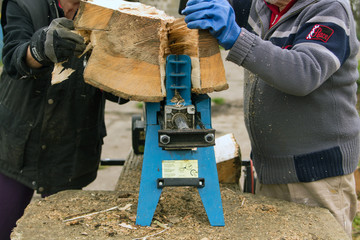 Holz sägen für den Winter