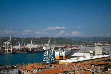 Blick auf den Containerhafen Koper