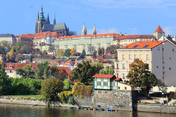 Obraz premium Autumn Prague gothic Castle above River Vltava, Czech Republic