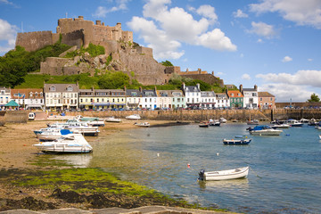 Gorey and Mont Orgueil Castle in Jersey - obrazy, fototapety, plakaty