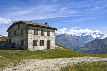 Fototapeta na wymiar Chalet in the Alps