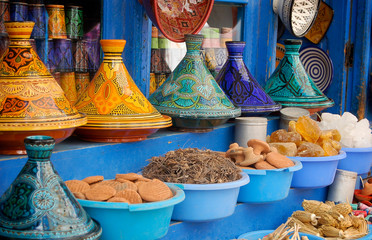 Plats à Tajine colorés sur un étale
