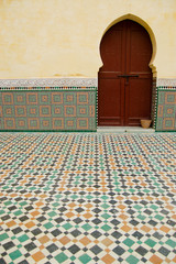 Tür und marokkanisches Mosaik © gribiere