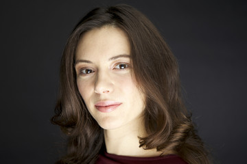 Schöne Frau mit langen braunen Haaren