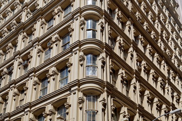 New York, immeuble en pierre en coin de rue.