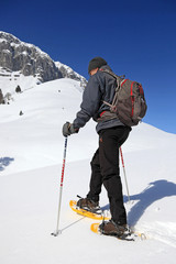 Fototapeta na wymiar randonnée en raquette , neige et montagne