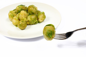 Choux de Bruxelles sur assiette blanche