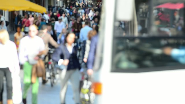 Menschen in Einkaufstra&szlig;e