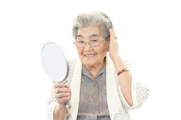 おしゃれをする高齢者