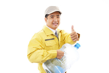 ボトルを運ぶ笑顔の男性