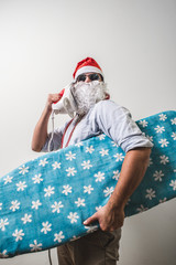 Obraz premium funny santa claus babbo natale ironing surfer