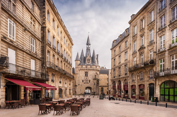 Place du Palais et la porte Cailhau à Bordeaux, Gironde, Nouvelle-Aquitaine, France - obrazy, fototapety, plakaty