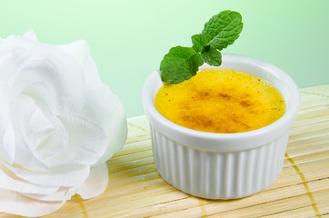 Creme Brullee mit Minze und Rose 11