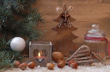 Holzdekoration mit Kerze, Tannengrün, Nüssen,Schnee ...