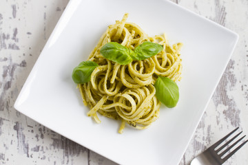Spaghetti mit Pesto und Basilikum
