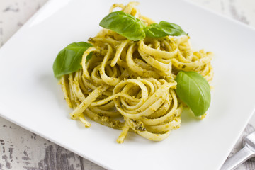 Spaghetti mit Pesto und Basilikum