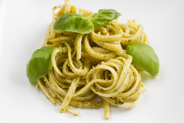 Spaghetti mit Pesto und Basilikum