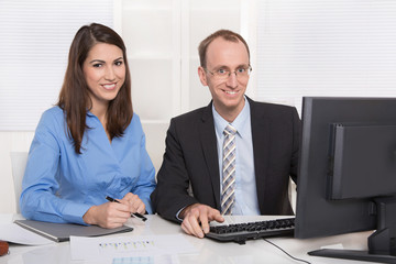 Fototapeta premium Kollegen - angenehmes Betriebsklima - Mann und Frau im Büro