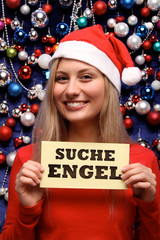 Hübsche Blondine mit Nikolausmütze