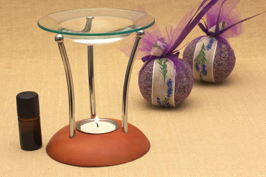 Duftlampe mit &auml;therischem &Ouml;l und Lavendel
