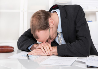 Mann frustriert im Büro - Burnout oder Müdigkeit
