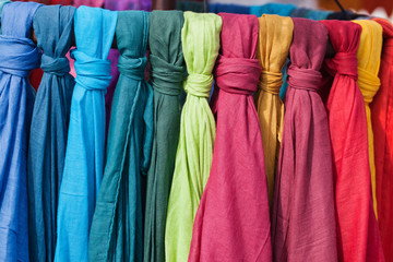 Schals in Regenbogenfarben