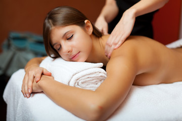 Obraz na płótnie Canvas Beautiful woman having a massagge in a spa