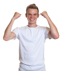 Fototapeta premium Junger Mann mit blonden Haaren jubelt