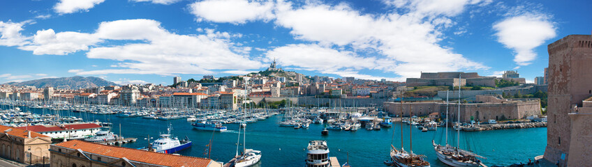 Fototapeta na wymiar Panoramiczny widok portu Vieux Marsylii, we Francji
