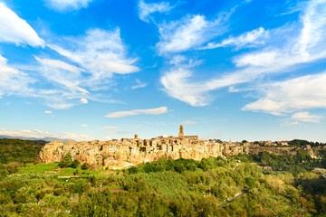 Fototapeta na wymiar Toskania, Pitigliano średniowieczna wioska panoramy krajobrazu. Włochy