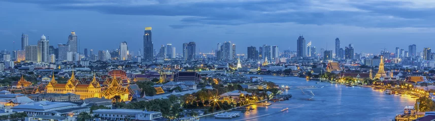 Poster Groot paleis bij schemering in Bangkok tussen Loykratong-festival © anekoho