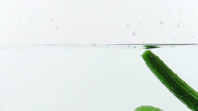 水中にキュウリが落下