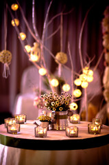 Fototapeta na wymiar Światło świec, dekoracji wesela
