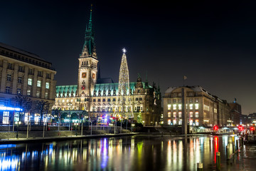 Fototapeta na wymiar Świąteczne iluminacje przy placu Rathaus w Hamburgu, Niemcy