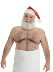 der Weihnachtsmann mit freiem Oberkörper und Handtuch um die Hüfte grinst