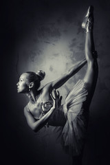 Urocza balerina, czarno-białe zdjęcie - 58555828