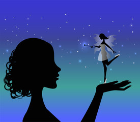 silhouette di ragazza che tiene una fatina in mano © passiflora70