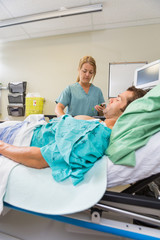 Obraz premium Nurse with Patient in Emergency