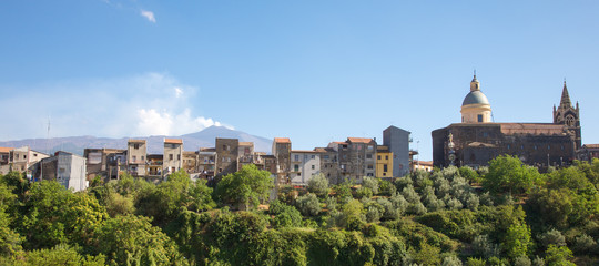 Fototapeta na wymiar Typowa wieś na Sycylii z wulkanu Etna w tle