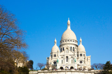 Fototapeta na wymiar The Sacre-Coeur church in Montmartre