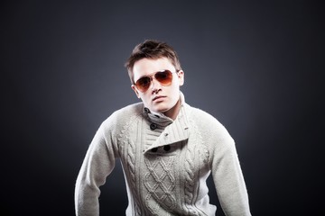 Obraz premium Man in white sweater and sunglasses