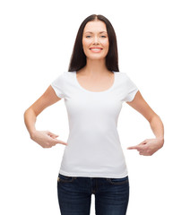 Obraz premium smiling woman in blank white t-shirt