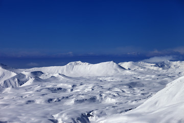 Fototapeta na wymiar Stok śnieżny płaskowyż i off-piste w dzień słońce
